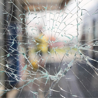 Glasstykker sidder fast i folien i lamineret glas