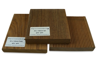 Vareprøver på terrassebrædder i hårdttræ